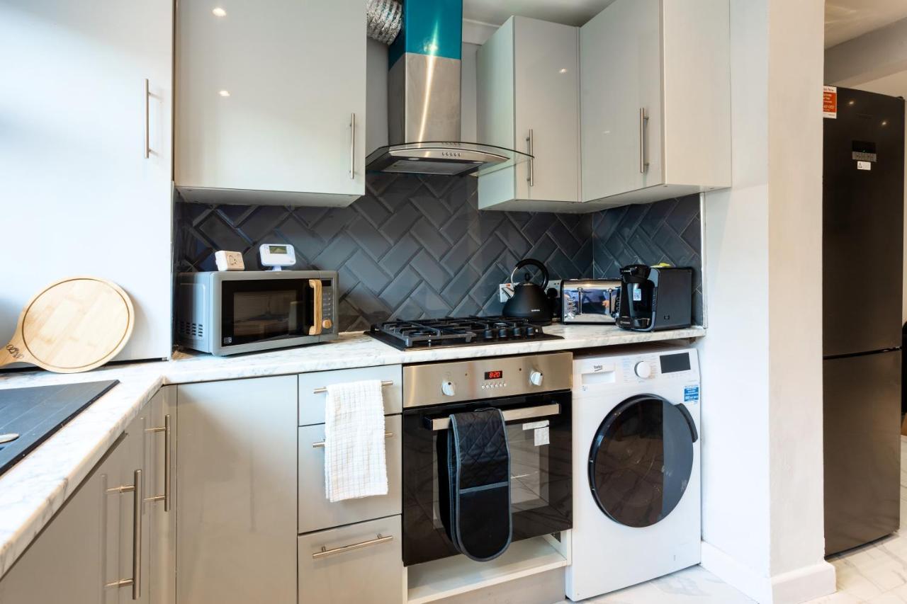 Amazing 3 Bedroom, 2 Bathroom, Ground Floor Flat With Garden, Near Train Station And Bus Stop London Ngoại thất bức ảnh