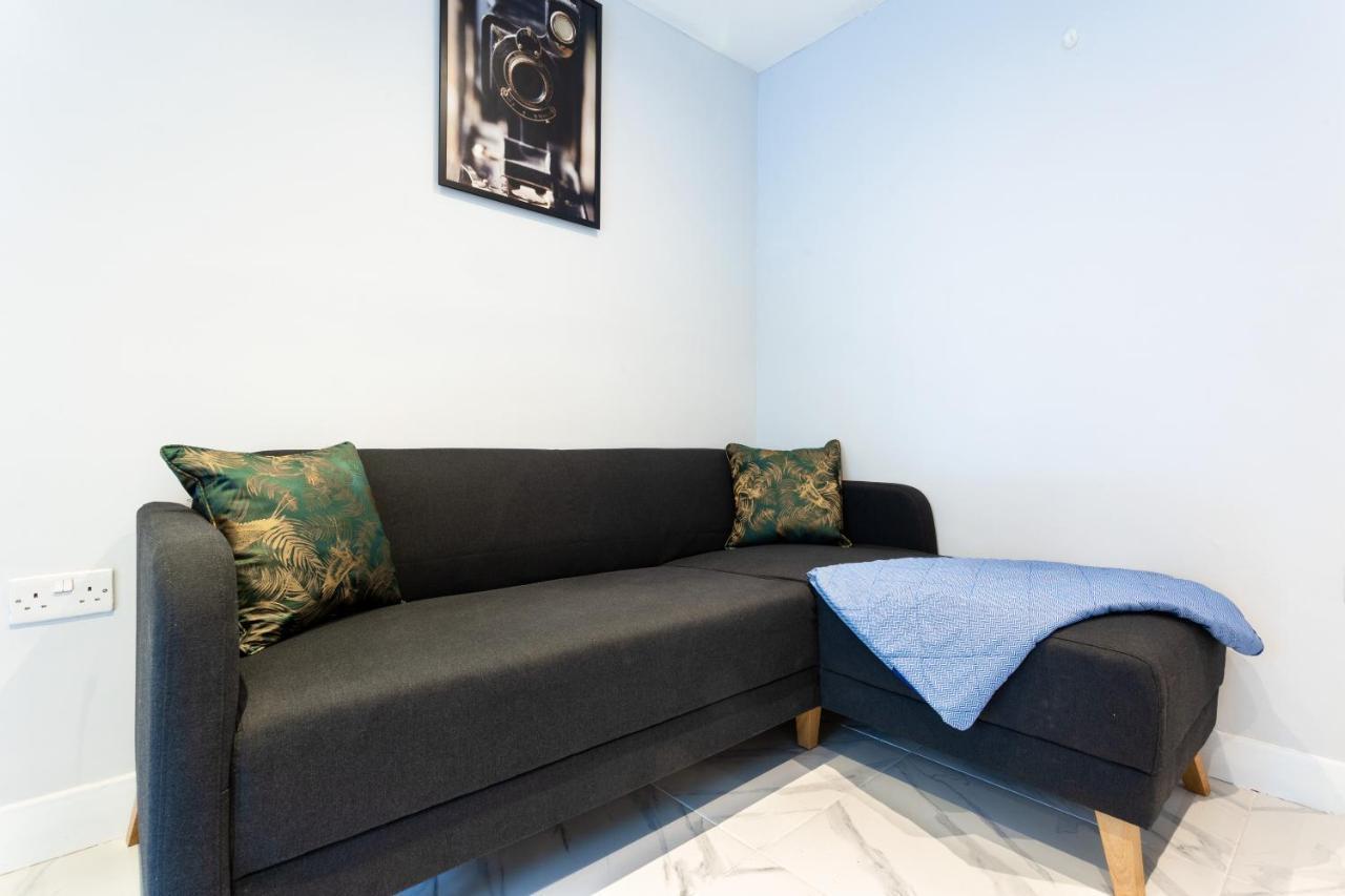 Amazing 3 Bedroom, 2 Bathroom, Ground Floor Flat With Garden, Near Train Station And Bus Stop London Ngoại thất bức ảnh