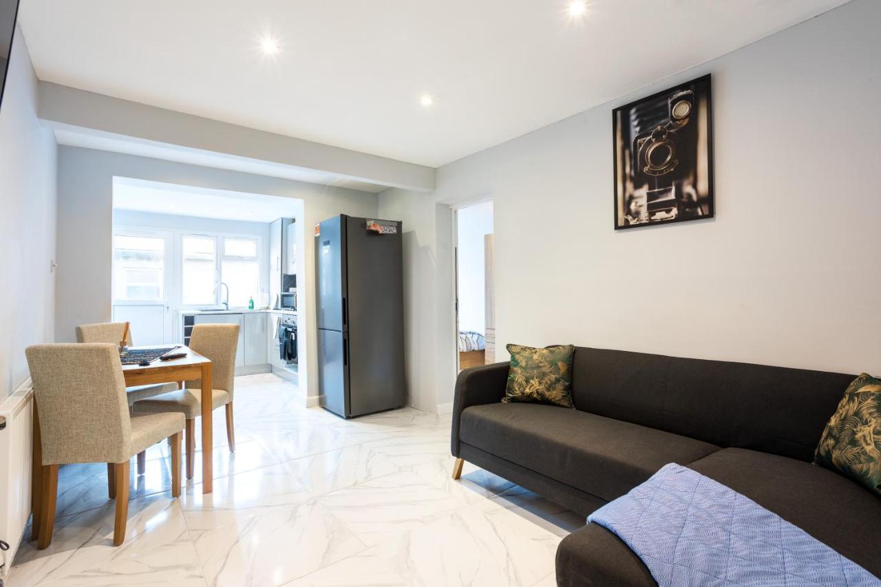 Amazing 3 Bedroom, 2 Bathroom, Ground Floor Flat With Garden, Near Train Station And Bus Stop London Ngoại thất bức ảnh