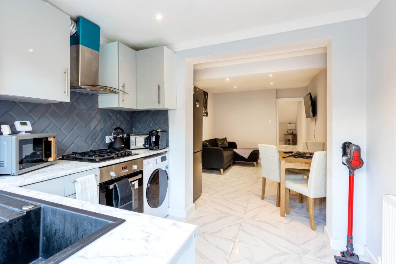 Amazing 3 Bedroom, 2 Bathroom, Ground Floor Flat With Garden, Near Train Station And Bus Stop London Ngoại thất bức ảnh