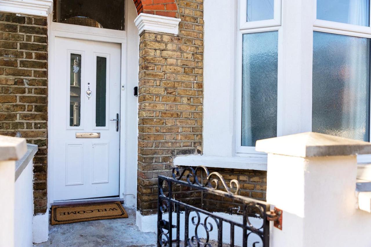 Amazing 3 Bedroom, 2 Bathroom, Ground Floor Flat With Garden, Near Train Station And Bus Stop London Ngoại thất bức ảnh