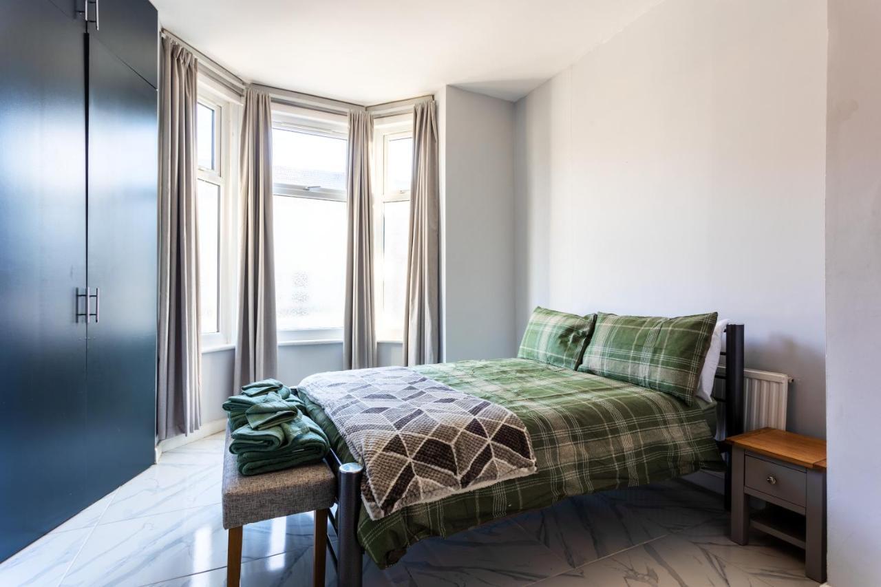 Amazing 3 Bedroom, 2 Bathroom, Ground Floor Flat With Garden, Near Train Station And Bus Stop London Ngoại thất bức ảnh