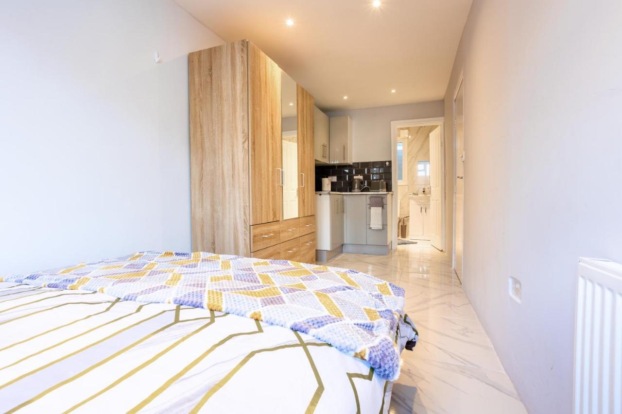 Amazing 3 Bedroom, 2 Bathroom, Ground Floor Flat With Garden, Near Train Station And Bus Stop London Ngoại thất bức ảnh