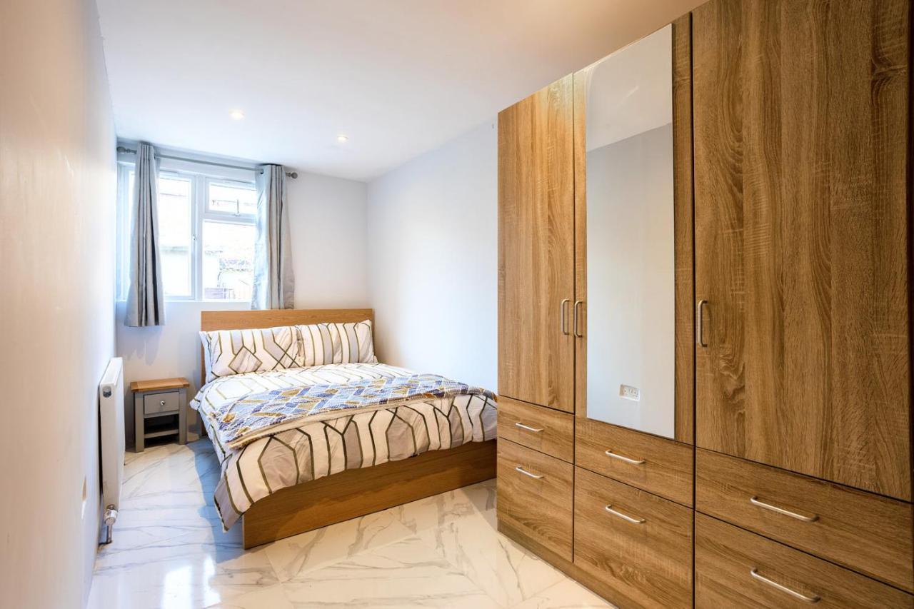 Amazing 3 Bedroom, 2 Bathroom, Ground Floor Flat With Garden, Near Train Station And Bus Stop London Ngoại thất bức ảnh