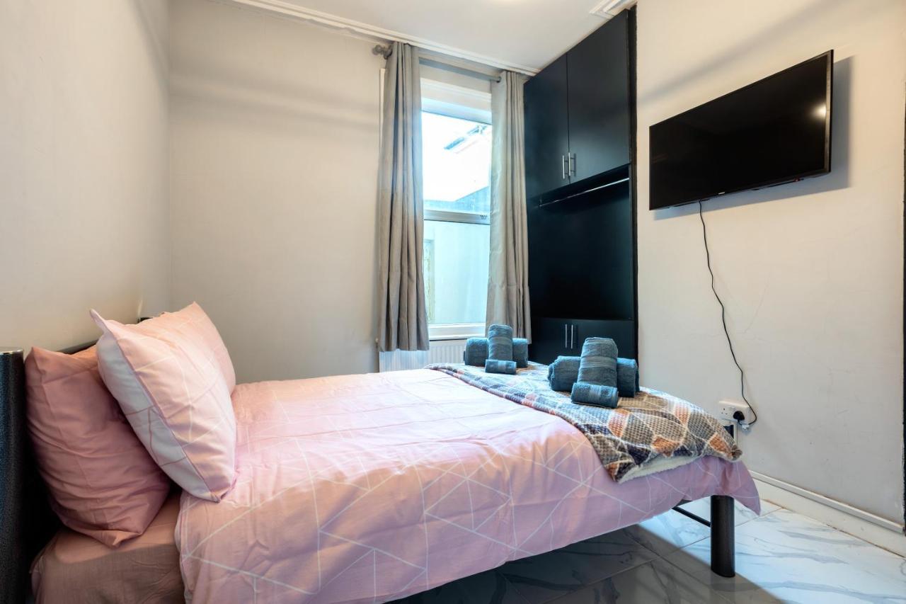 Amazing 3 Bedroom, 2 Bathroom, Ground Floor Flat With Garden, Near Train Station And Bus Stop London Ngoại thất bức ảnh