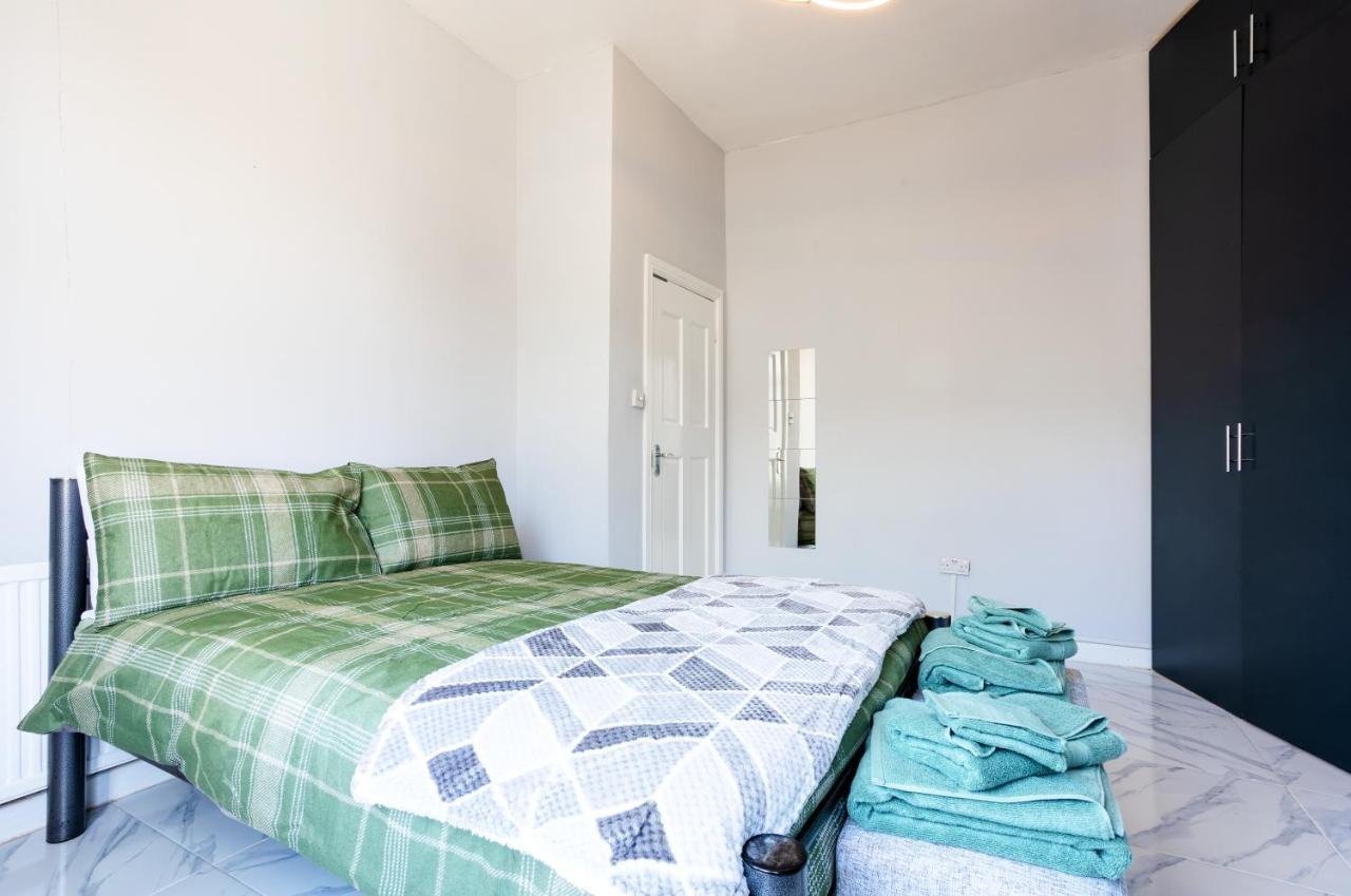 Amazing 3 Bedroom, 2 Bathroom, Ground Floor Flat With Garden, Near Train Station And Bus Stop London Ngoại thất bức ảnh