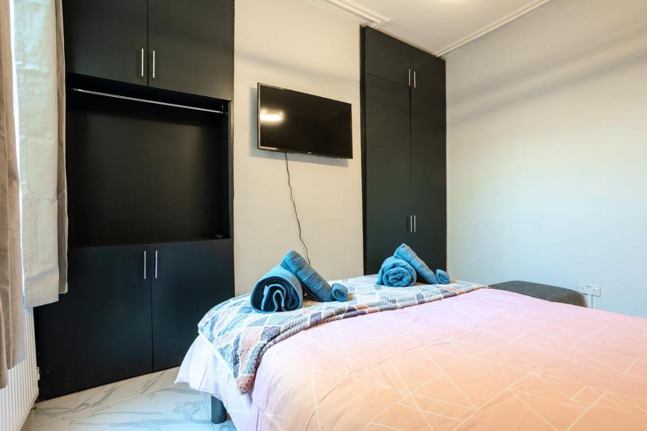Amazing 3 Bedroom, 2 Bathroom, Ground Floor Flat With Garden, Near Train Station And Bus Stop London Ngoại thất bức ảnh