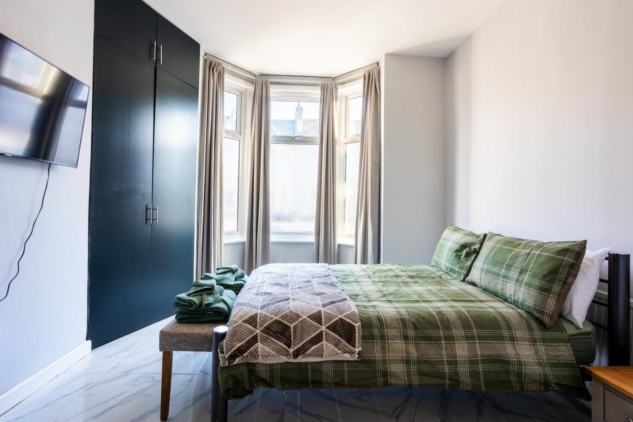 Amazing 3 Bedroom, 2 Bathroom, Ground Floor Flat With Garden, Near Train Station And Bus Stop London Ngoại thất bức ảnh