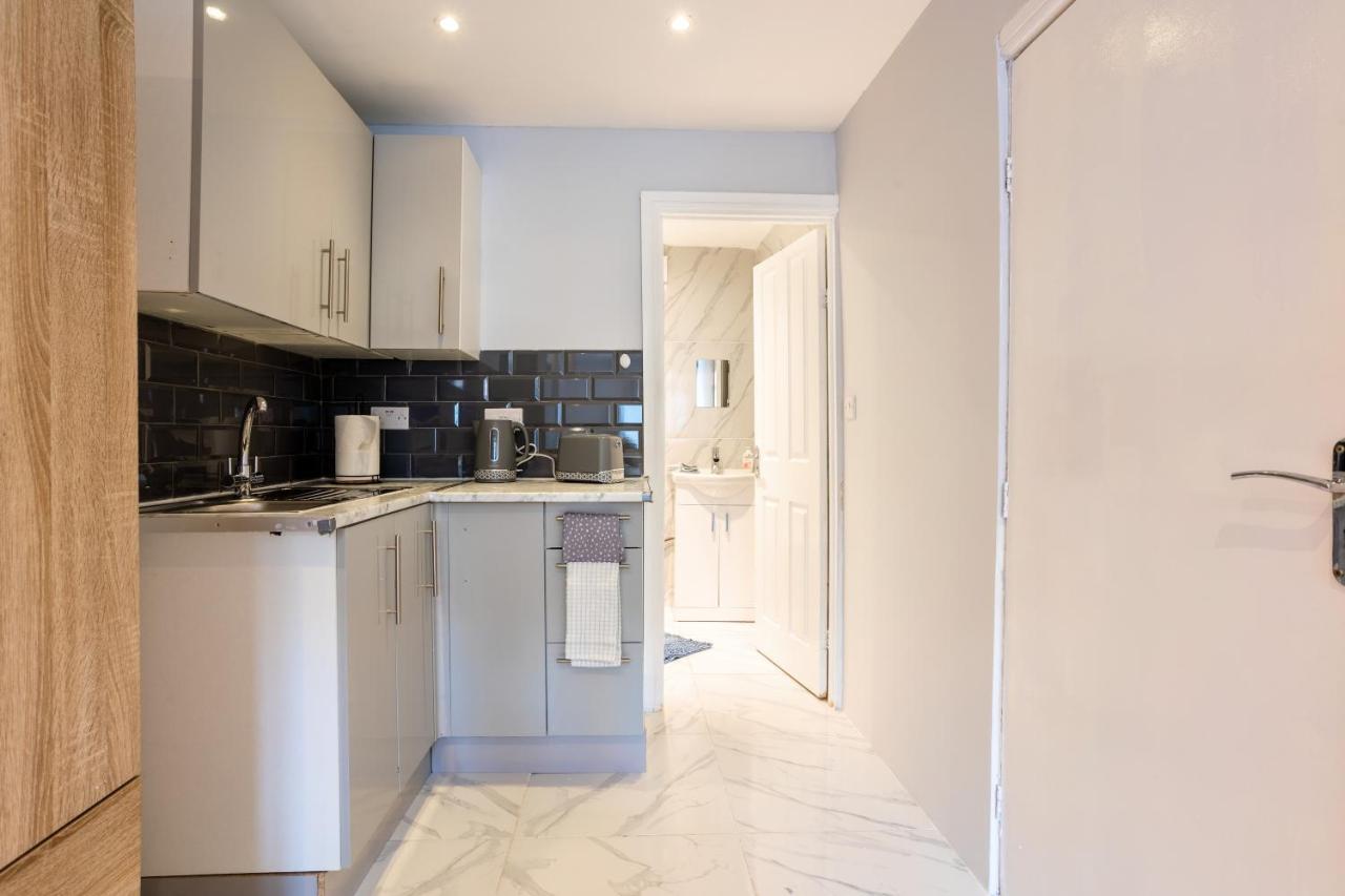 Amazing 3 Bedroom, 2 Bathroom, Ground Floor Flat With Garden, Near Train Station And Bus Stop London Ngoại thất bức ảnh