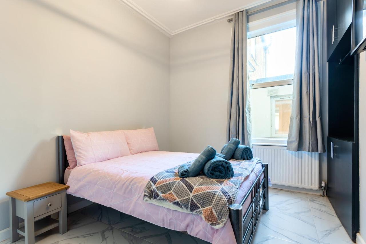 Amazing 3 Bedroom, 2 Bathroom, Ground Floor Flat With Garden, Near Train Station And Bus Stop London Ngoại thất bức ảnh