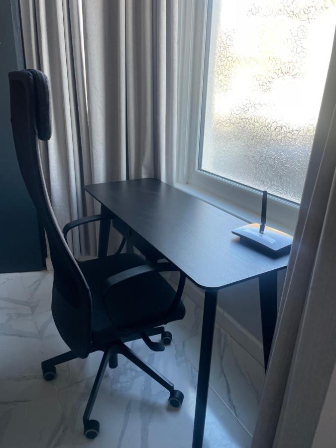Amazing 3 Bedroom, 2 Bathroom, Ground Floor Flat With Garden, Near Train Station And Bus Stop London Ngoại thất bức ảnh
