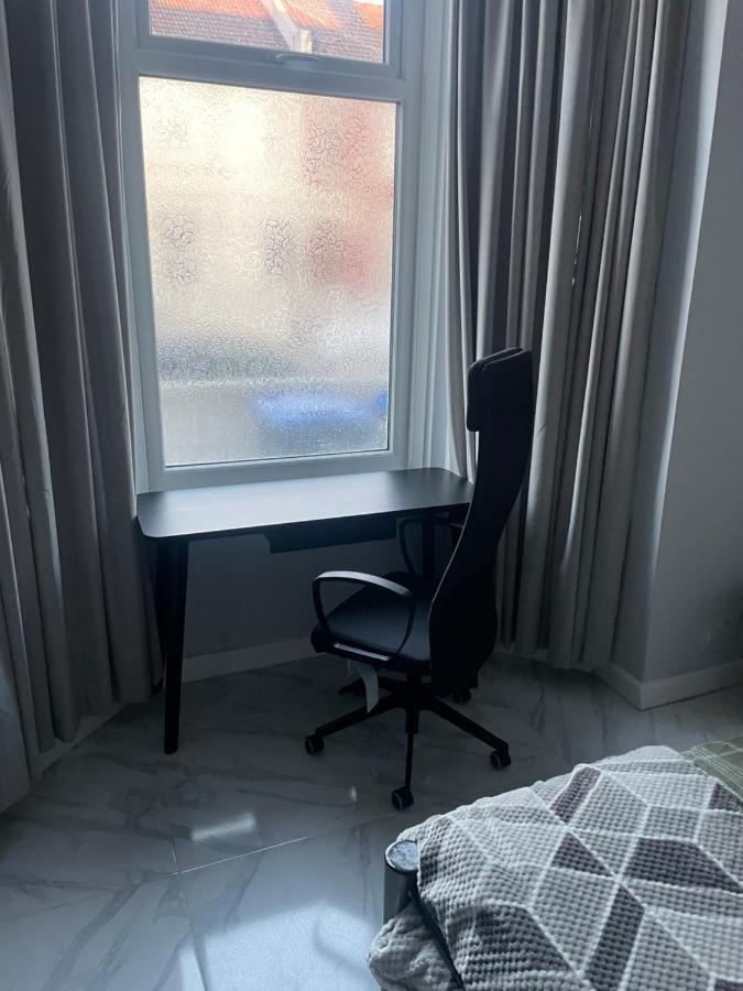 Amazing 3 Bedroom, 2 Bathroom, Ground Floor Flat With Garden, Near Train Station And Bus Stop London Ngoại thất bức ảnh